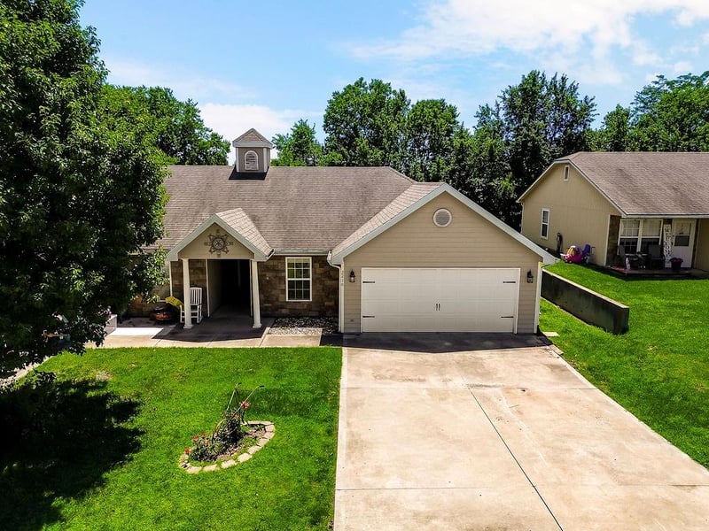 2210 Sycamore St, Tonganoxie, KS 66086