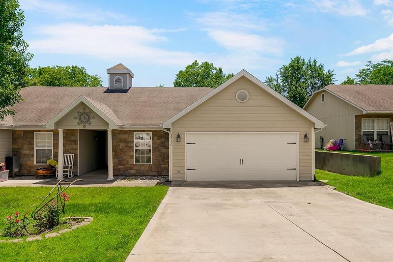 2210 Sycamore St, Tonganoxie, KS 66086