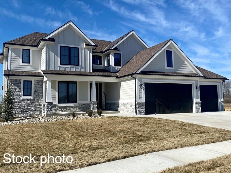 2050 Scenic View Dr, Riverside, MO 64150