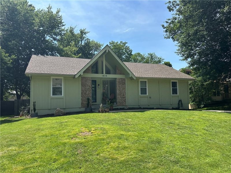 1616 Ridgeview Dr, Lee's Summit, MO 64086