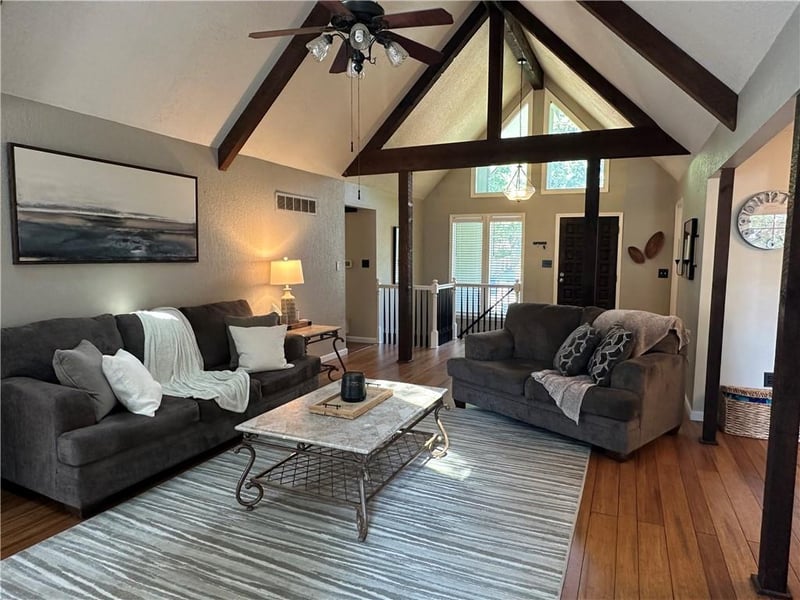 1616 Ridgeview Dr, Lee's Summit, MO 64086