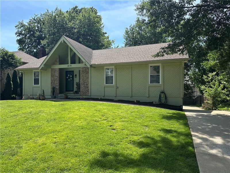 1616 Ridgeview Dr, Lee's Summit, MO 64086