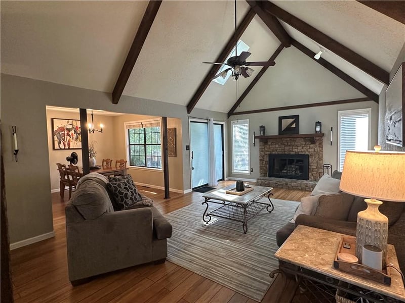 1616 Ridgeview Dr, Lee's Summit, MO 64086