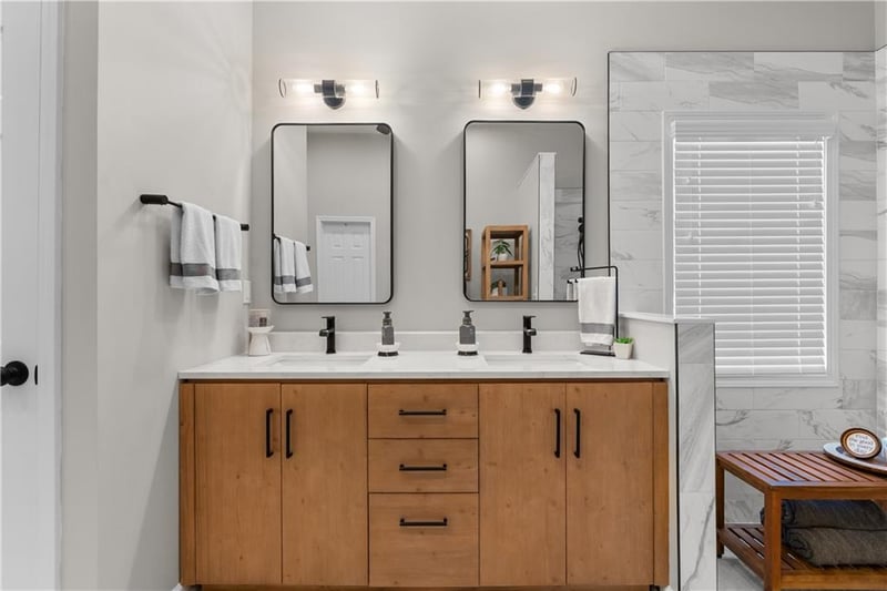 4208 NE Courtney Dr, Lee's Summit, MO 64064
