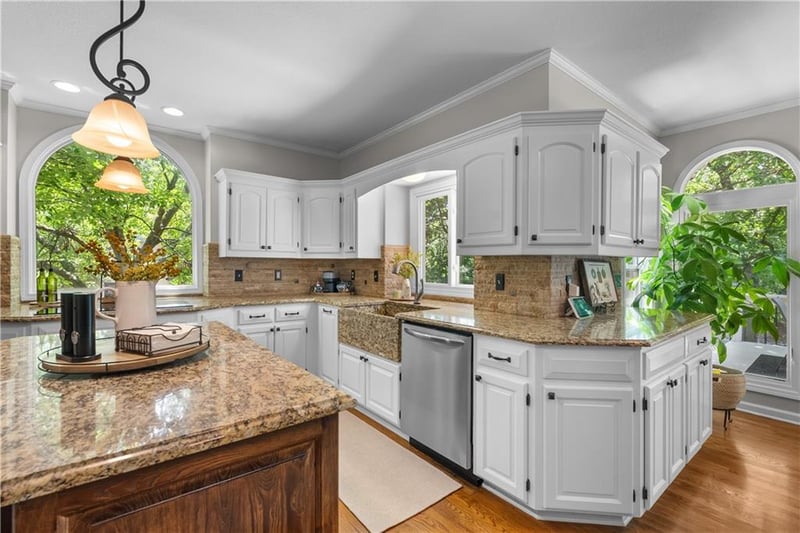 4208 NE Courtney Dr, Lee's Summit, MO 64064