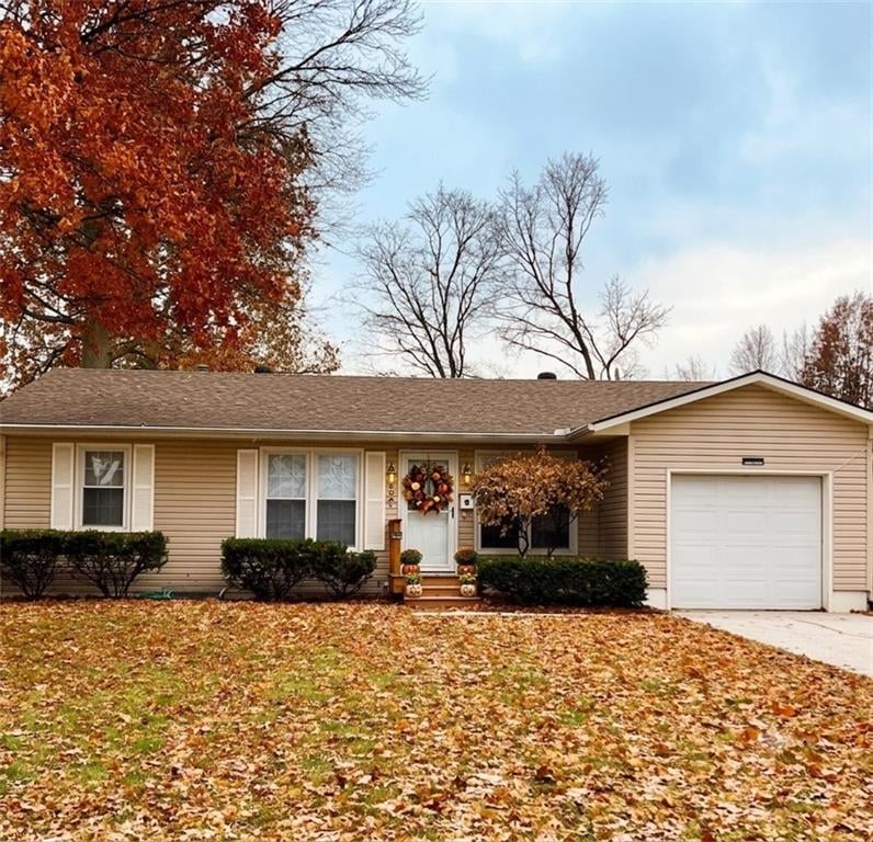 605 Gibson Rd, Lee's Summit, MO 64063