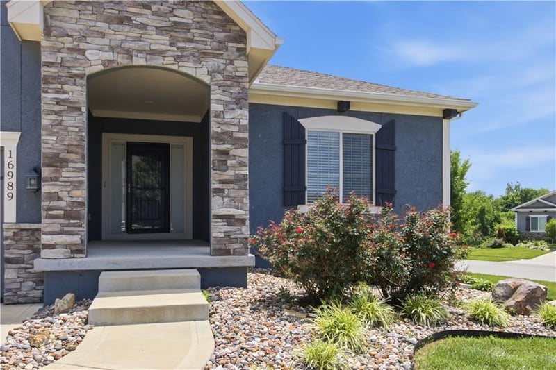 16989 Heatherwood St, Olathe, KS 66062