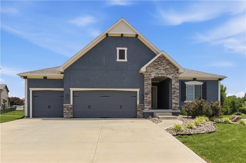 16989 Heatherwood St, Olathe, KS 66062