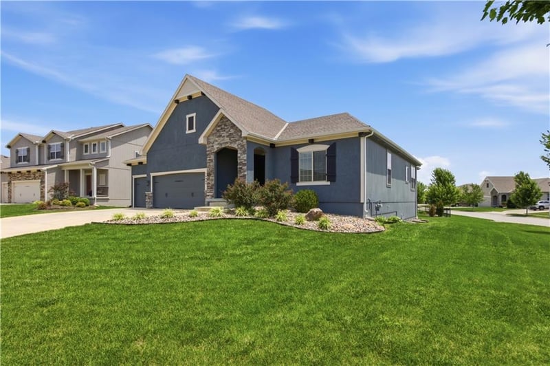 16989 Heatherwood St, Olathe, KS 66062