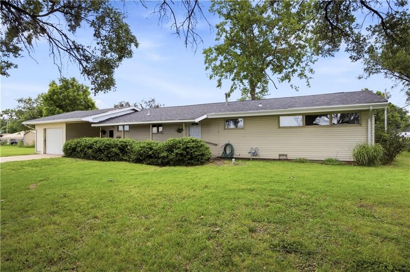 1116 3rd St, Fredonia, KS 66736