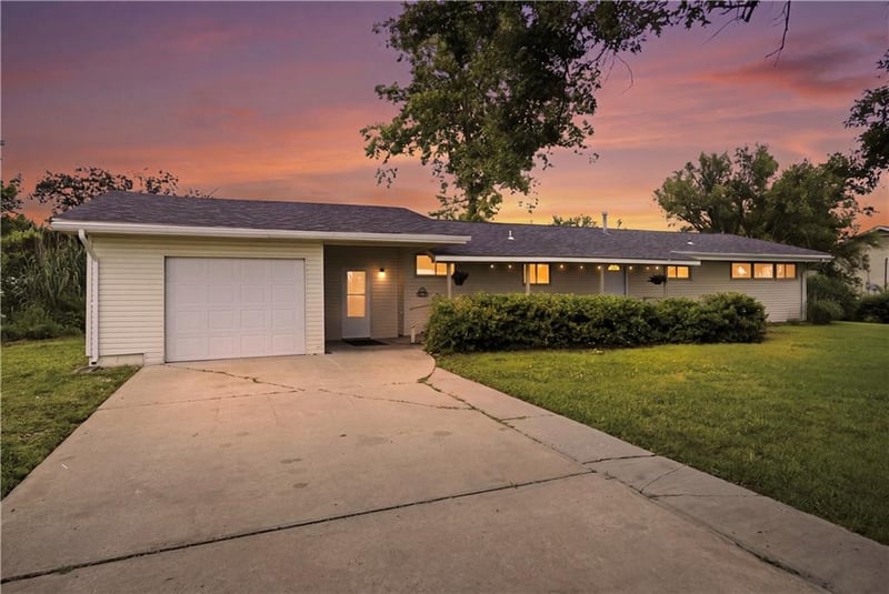 1116 3rd St, Fredonia, KS 66736