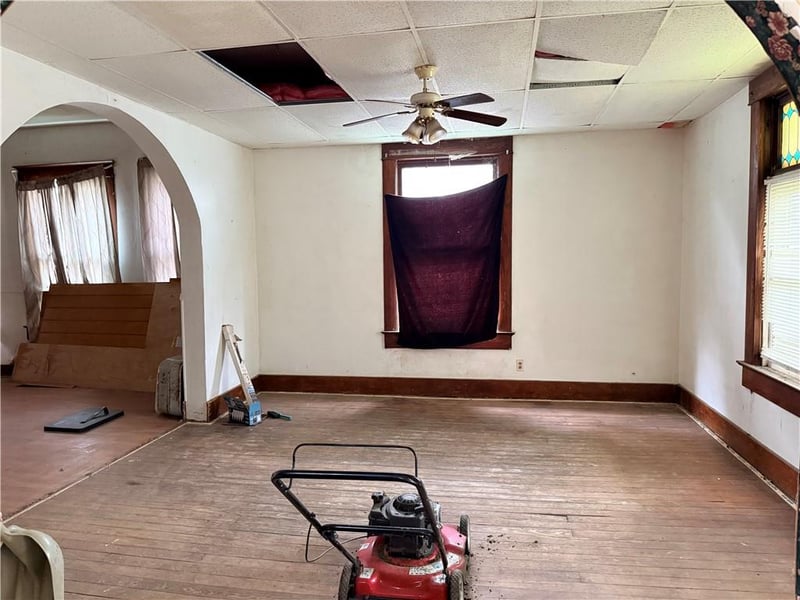 1321 Garfield Ave, St Joseph, MO 64503