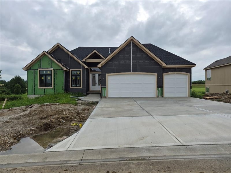 4410 Tee Box Dr, Basehor, KS 66007