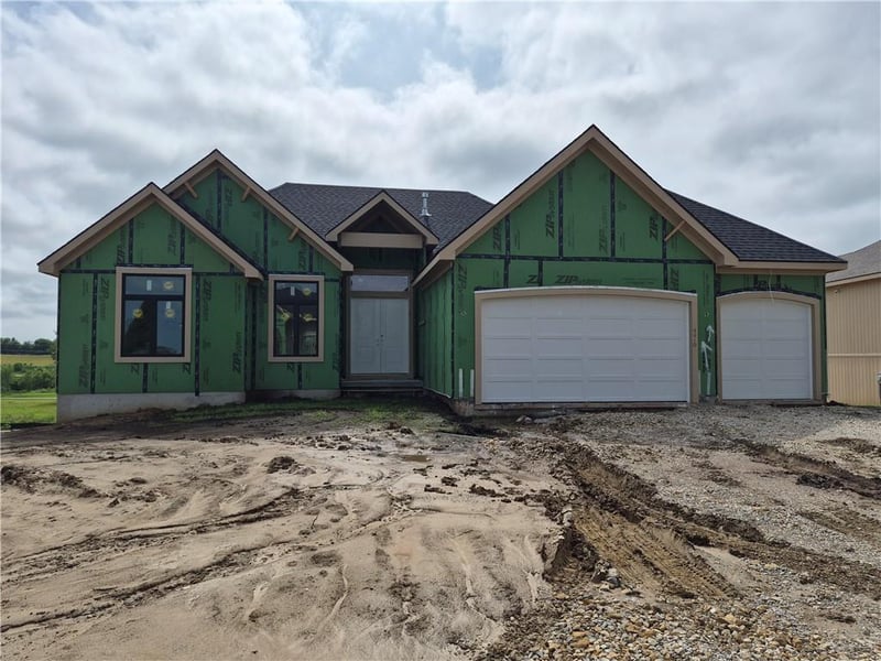 4410 Tee Box Dr, Basehor, KS 66007