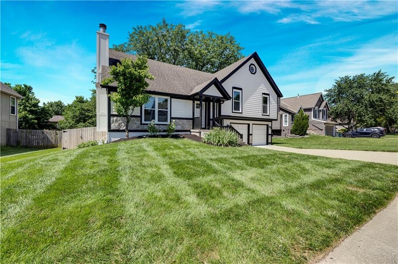 8017 149th St, Overland Park, KS 66223