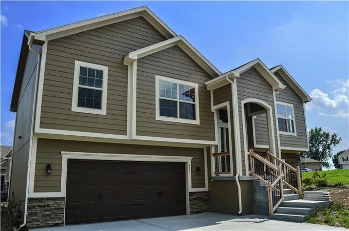 927 Long Dr, Grain Valley, MO 64029
