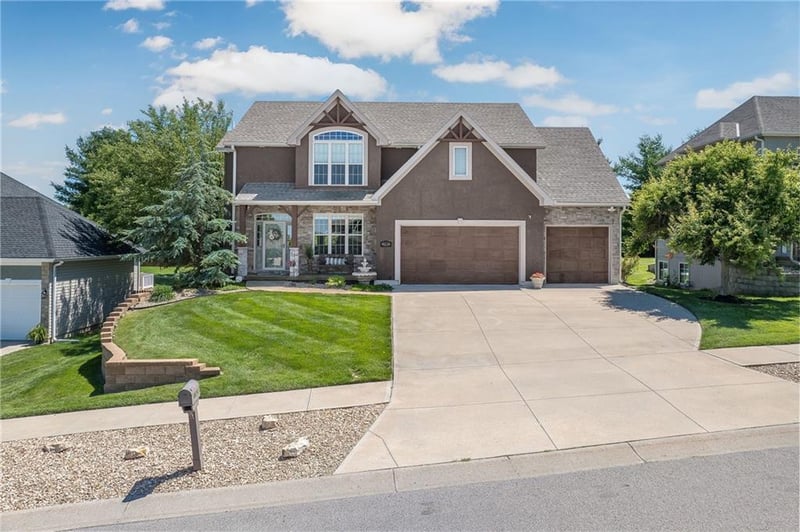 4614 Corinth Dr, St Joseph, MO 64506