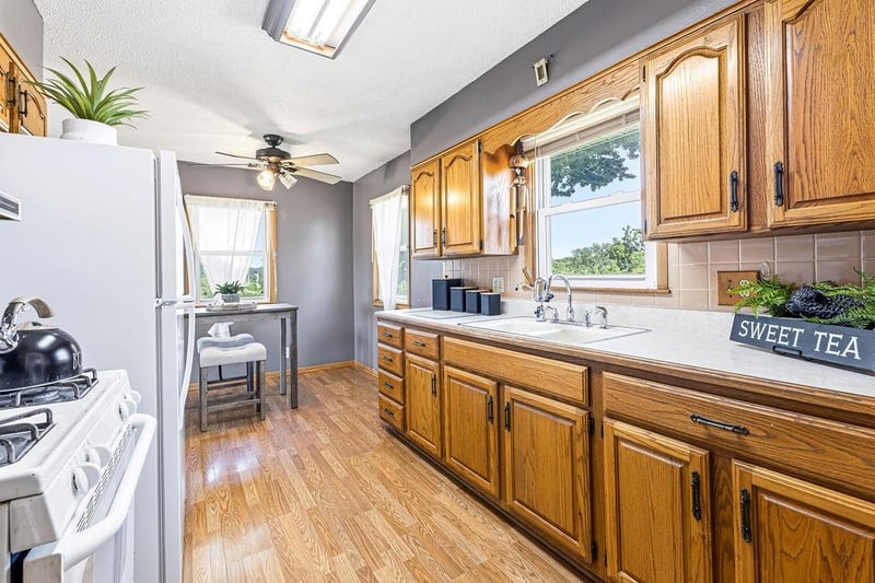 3911 Bucher Dr, St Joseph, MO 64503