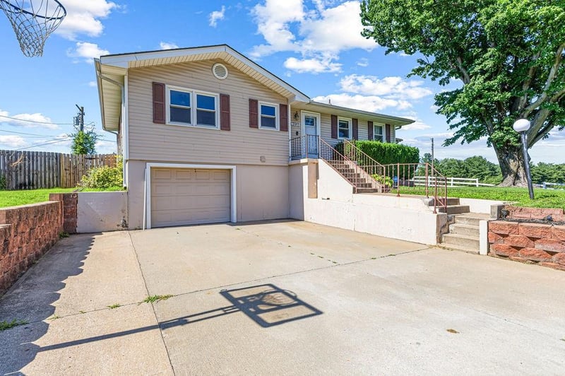 3911 Bucher Dr, St Joseph, MO 64503
