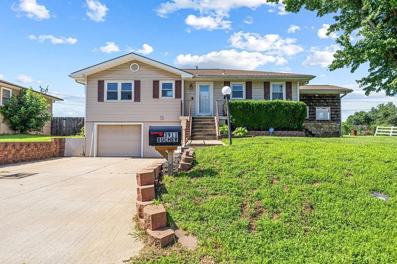 3911 Bucher Dr, St Joseph, MO 64503