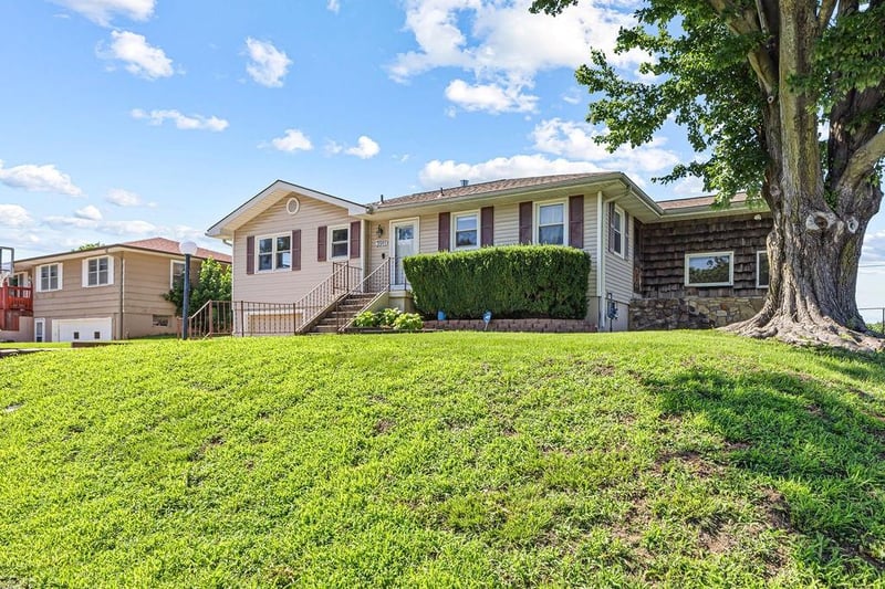 3911 Bucher Dr, St Joseph, MO 64503