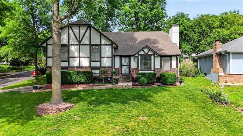 1912 9th Street Ct, Blue Springs, MO 64015