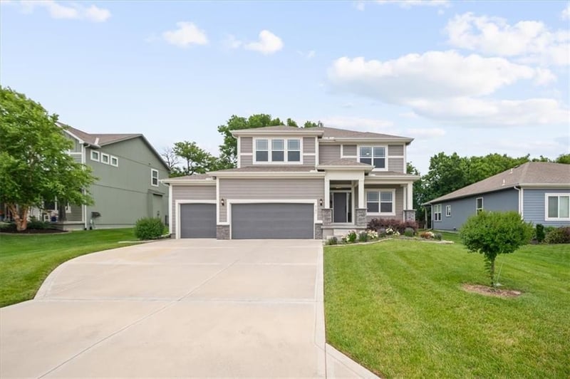 3101 Arbor Tree Dr, Lee's Summit, MO 64082