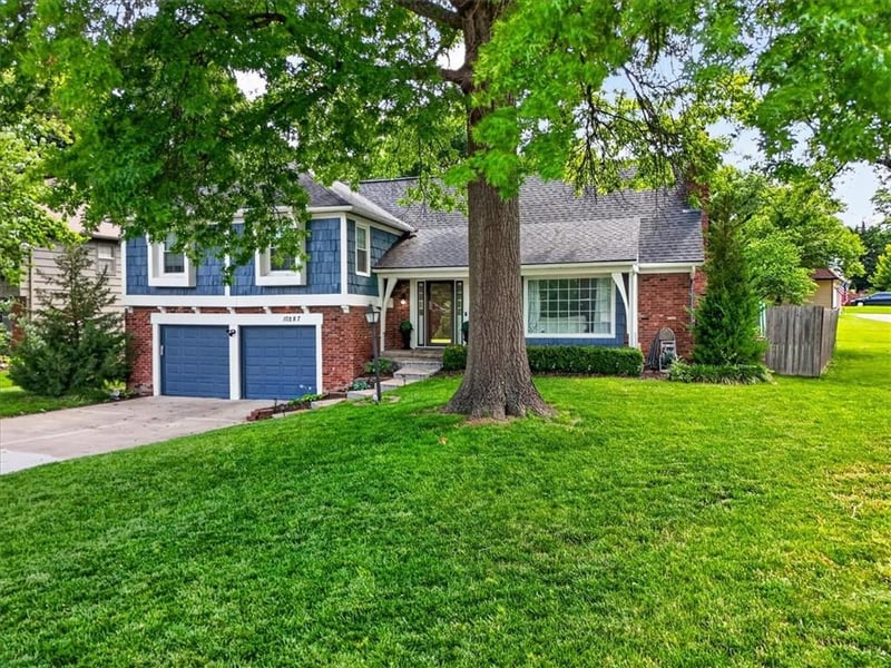 10287 Rosewood St, Overland Park, KS 66207