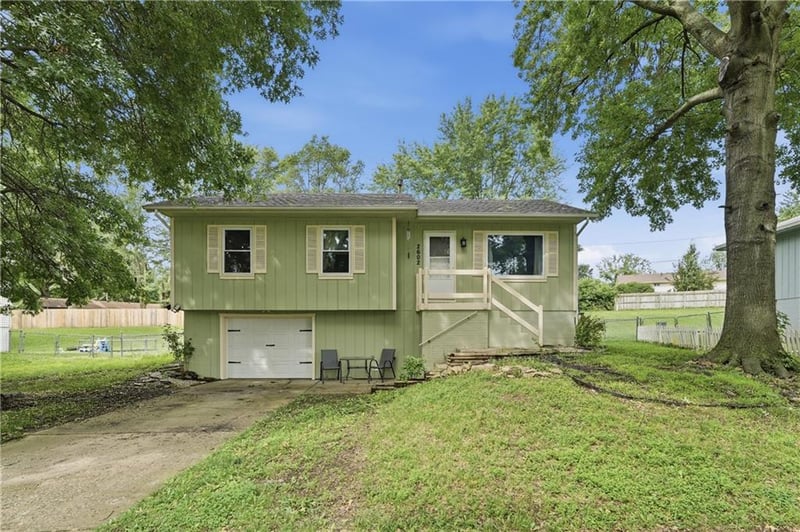 2602 Leewood Rd, Harrisonville, MO 64701