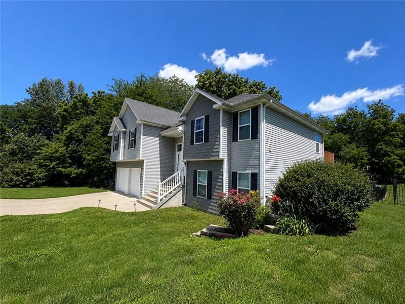 4707 Brookstone Dr, St Joseph, MO 64507