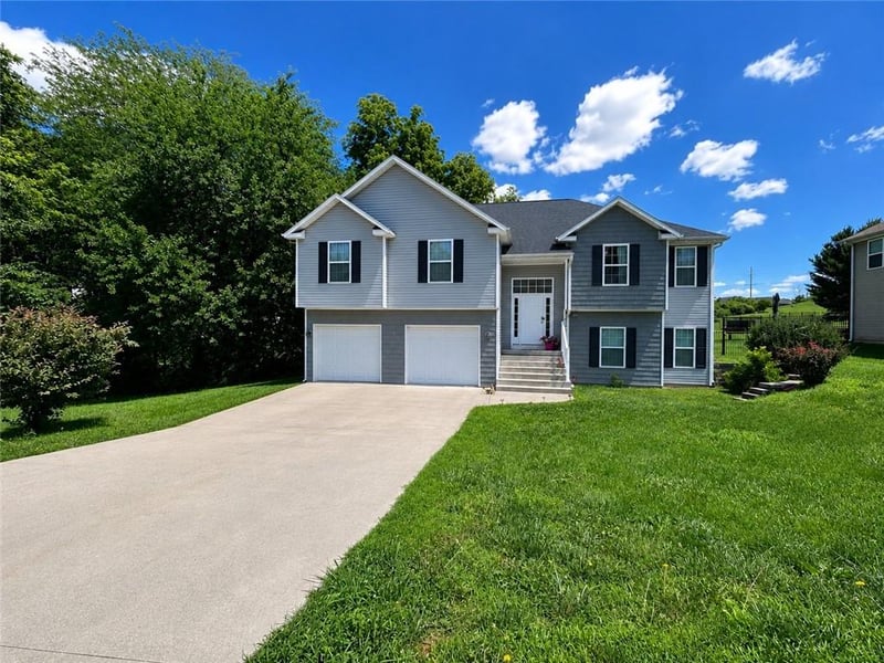 4707 Brookstone Dr, St Joseph, MO 64507