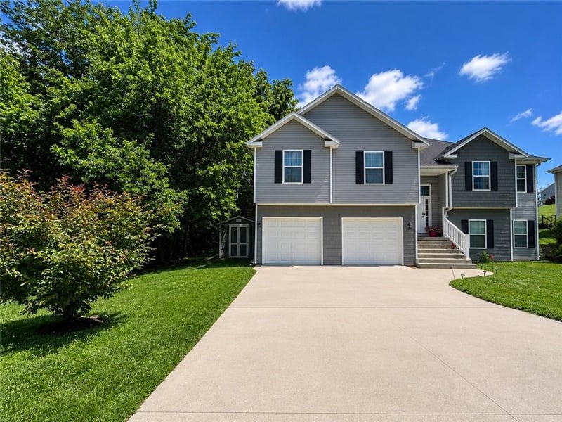 4707 Brookstone Dr, St Joseph, MO 64507