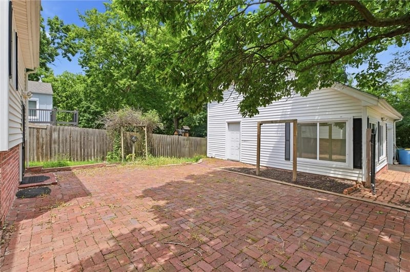 301 Allcutt Ave, Bonner Springs, KS 66012