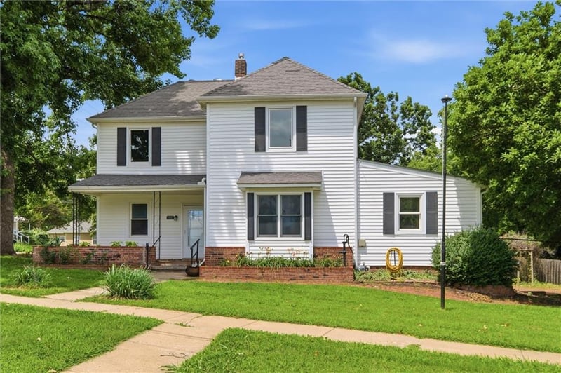 301 Allcutt Ave, Bonner Springs, KS 66012