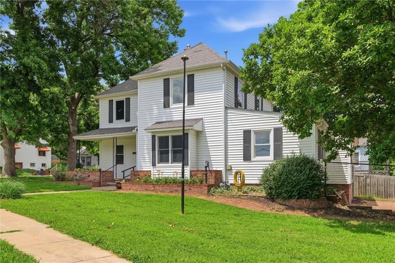 301 Allcutt Ave, Bonner Springs, KS 66012