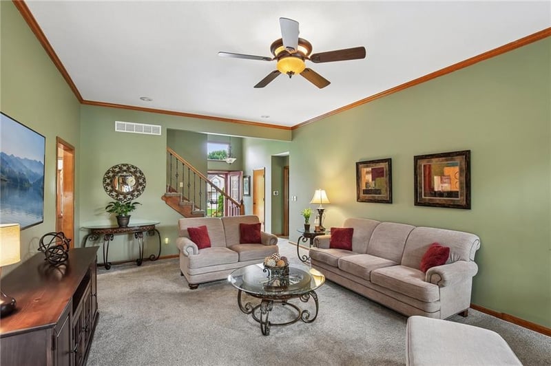 1083 Greenwood Ct, Blue Springs, MO 64014