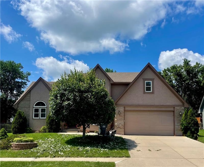 1083 Greenwood Ct, Blue Springs, MO 64014