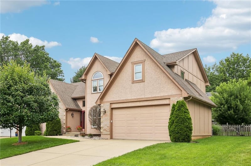 1083 Greenwood Ct, Blue Springs, MO 64014