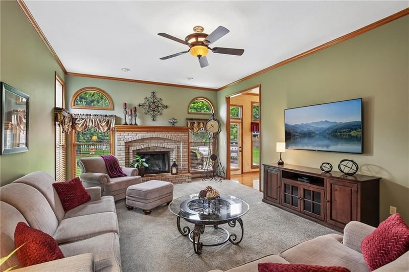 1083 Greenwood Ct, Blue Springs, MO 64014
