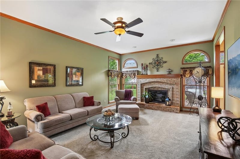 1083 Greenwood Ct, Blue Springs, MO 64014