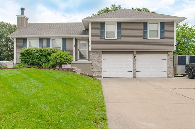 605 Meadow Ct, Raymore, MO 64083