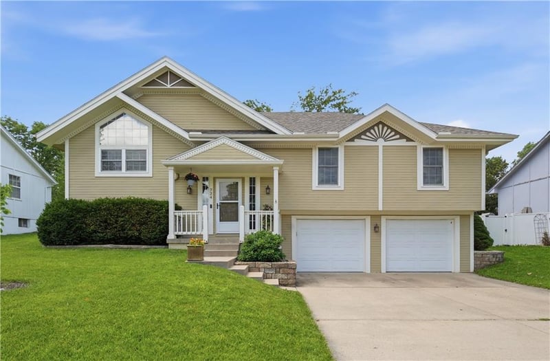 724 Colleen Dr, Lee's Summit, MO 64086