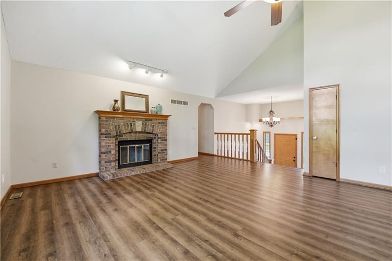724 Colleen Dr, Lee's Summit, MO 64086