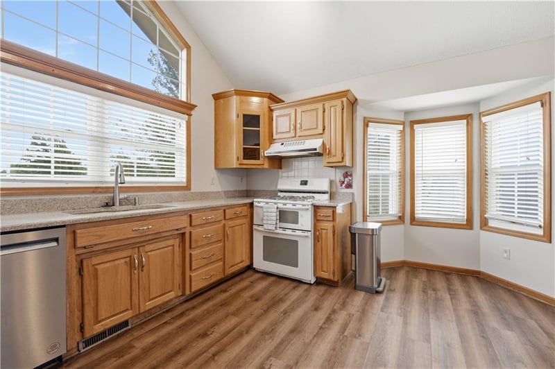 724 Colleen Dr, Lee's Summit, MO 64086