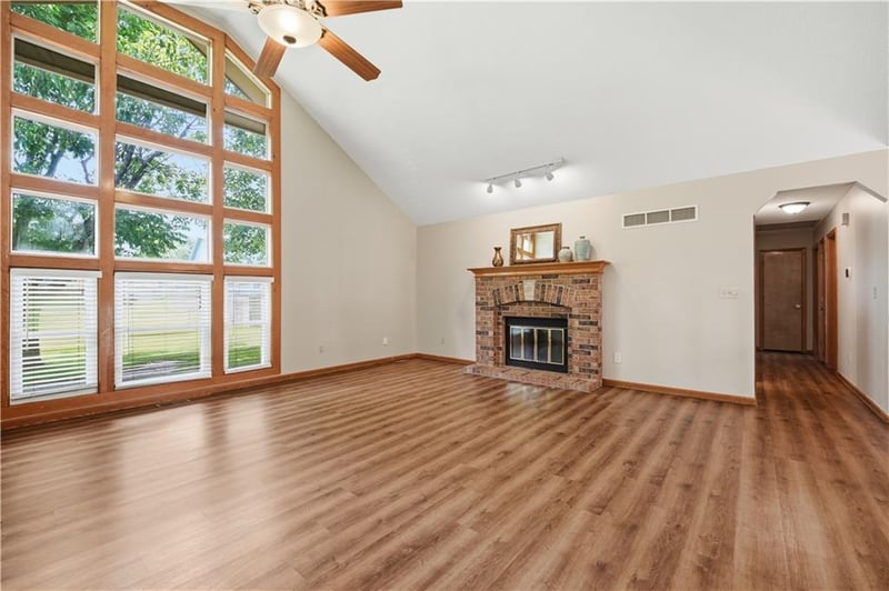 724 Colleen Dr, Lee's Summit, MO 64086