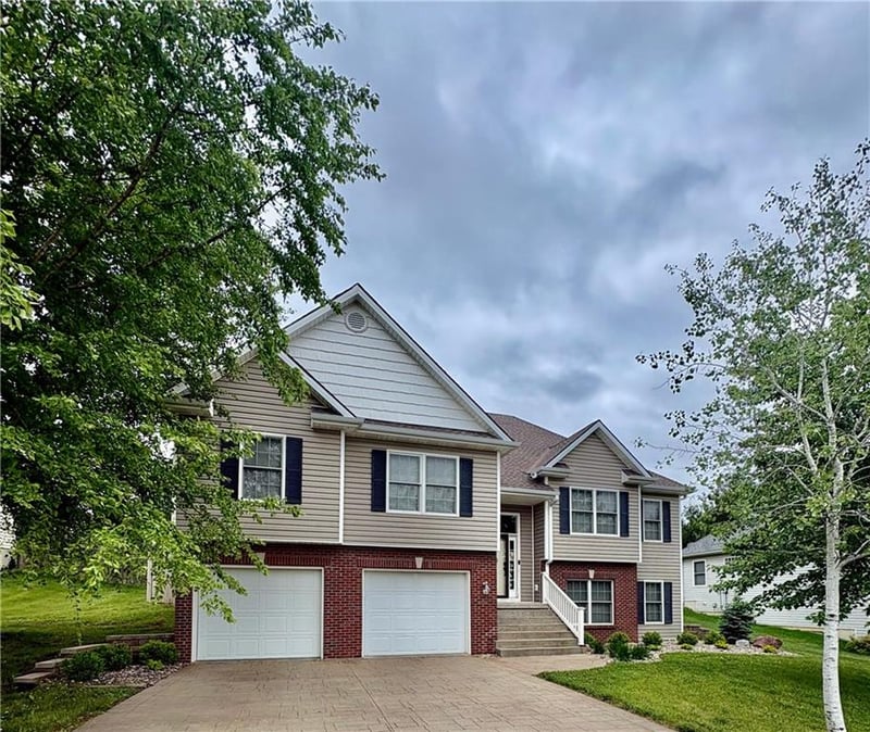 5125 Brookhaven Dr, St Joseph, MO 64507