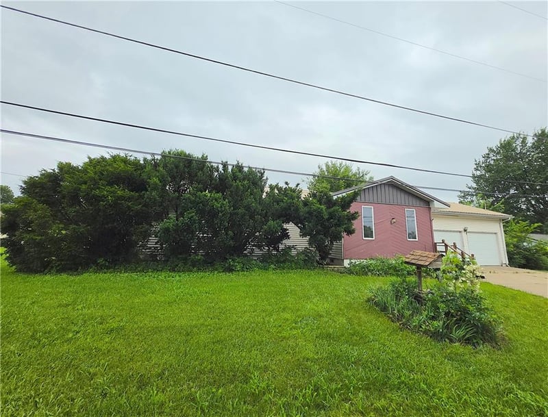 218 Warren Ave, Garnett, KS 66032