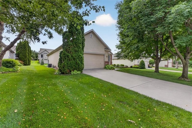 2717 S Woodbury Dr, Independence, MO 64055