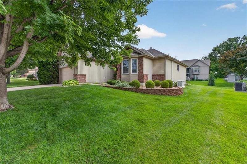 2717 S Woodbury Dr, Independence, MO 64055