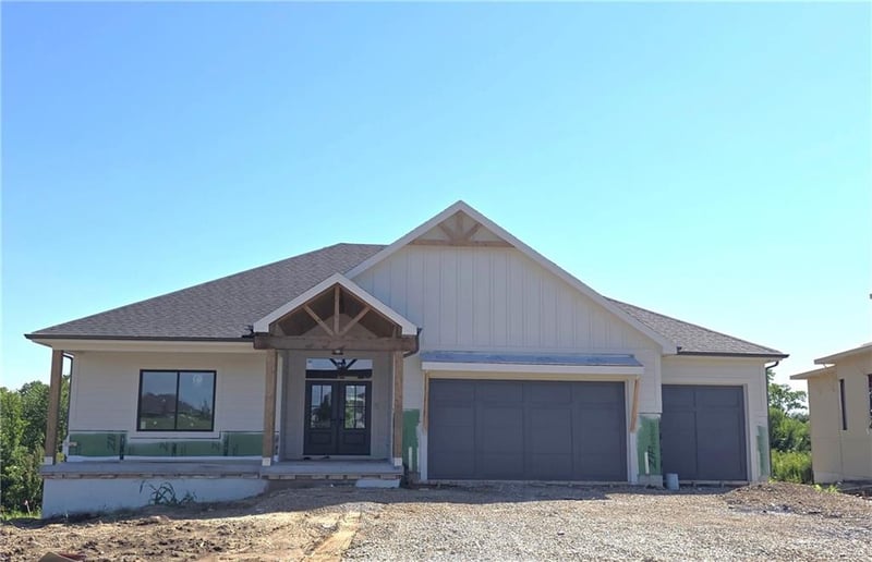 4374 Tee Box Dr, Basehor, KS 66007